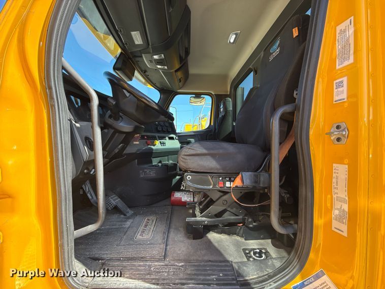 image for item ES5784 2021 Freightliner Cascadia 126 semi truck