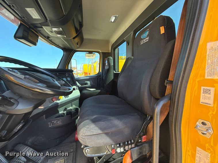 image for item ES5784 2021 Freightliner Cascadia 126 semi truck