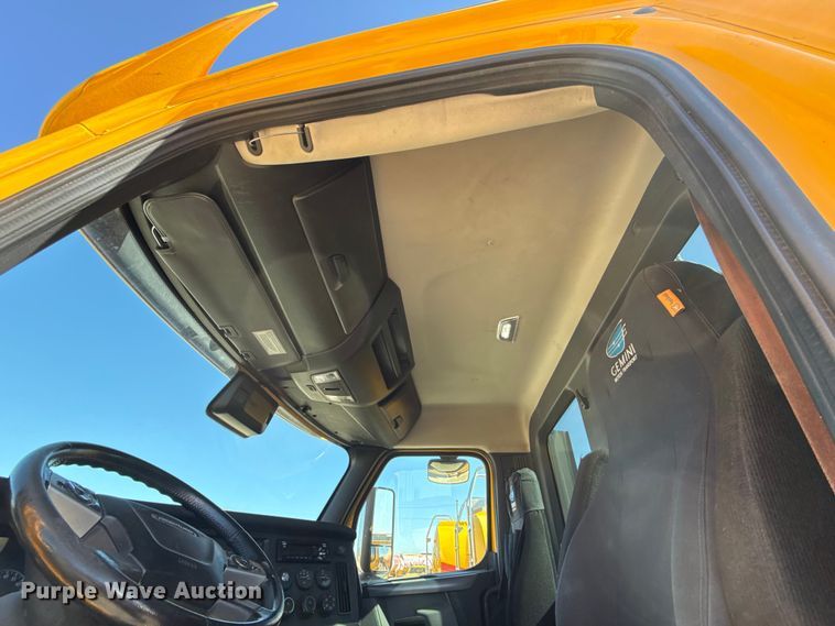 image for item ES5784 2021 Freightliner Cascadia 126 semi truck