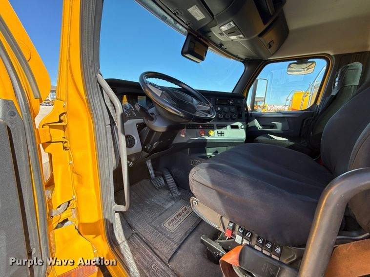 image for item ES5784 2021 Freightliner Cascadia 126 semi truck