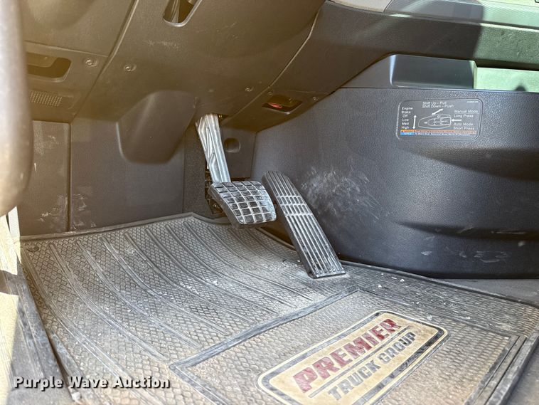 image for item ES5784 2021 Freightliner Cascadia 126 semi truck