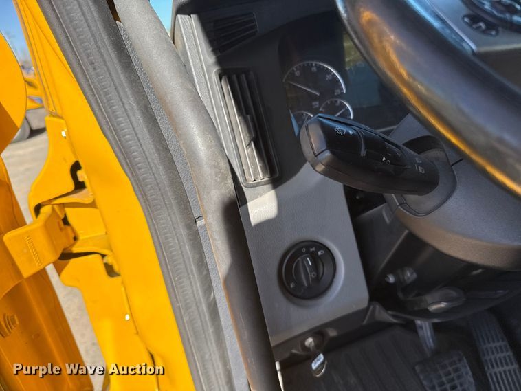 image for item ES5784 2021 Freightliner Cascadia 126 semi truck