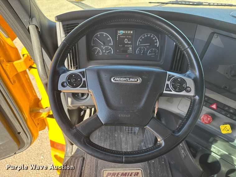 image for item ES5784 2021 Freightliner Cascadia 126 semi truck