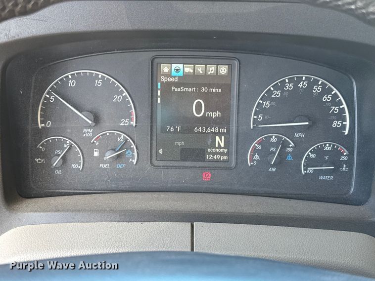 image for item ES5784 2021 Freightliner Cascadia 126 semi truck