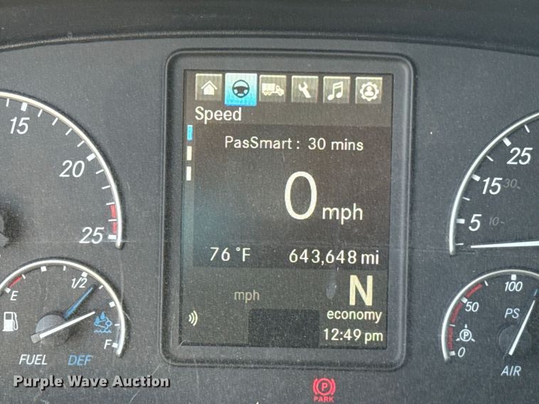 image for item ES5784 2021 Freightliner Cascadia 126 semi truck