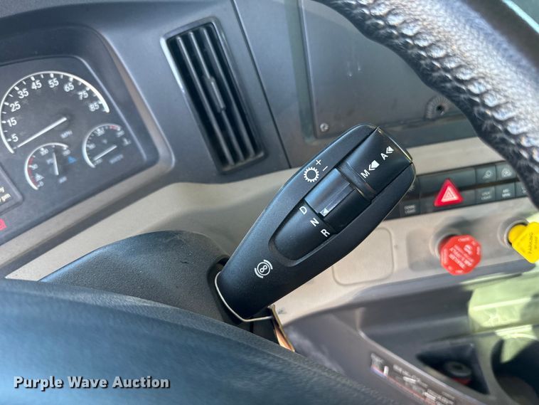 image for item ES5784 2021 Freightliner Cascadia 126 semi truck