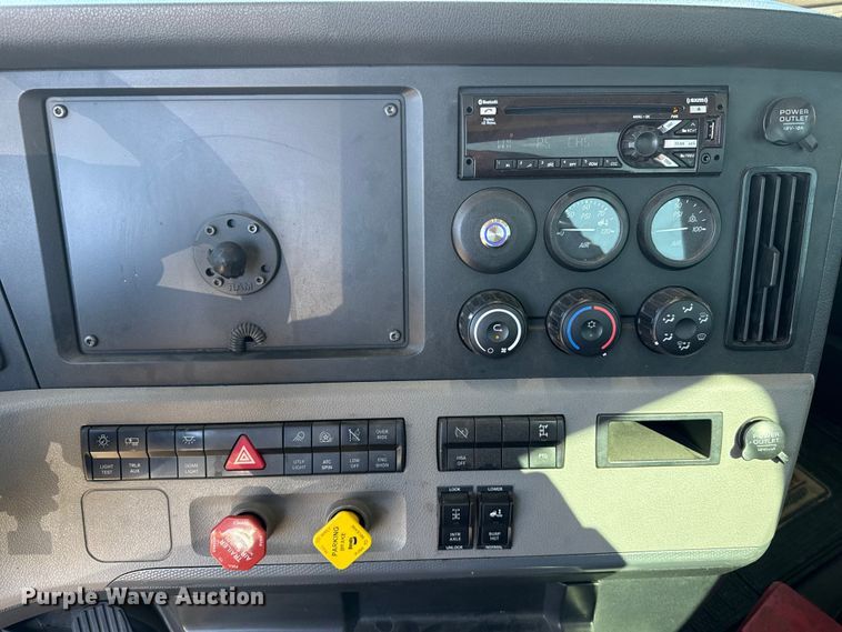 image for item ES5784 2021 Freightliner Cascadia 126 semi truck