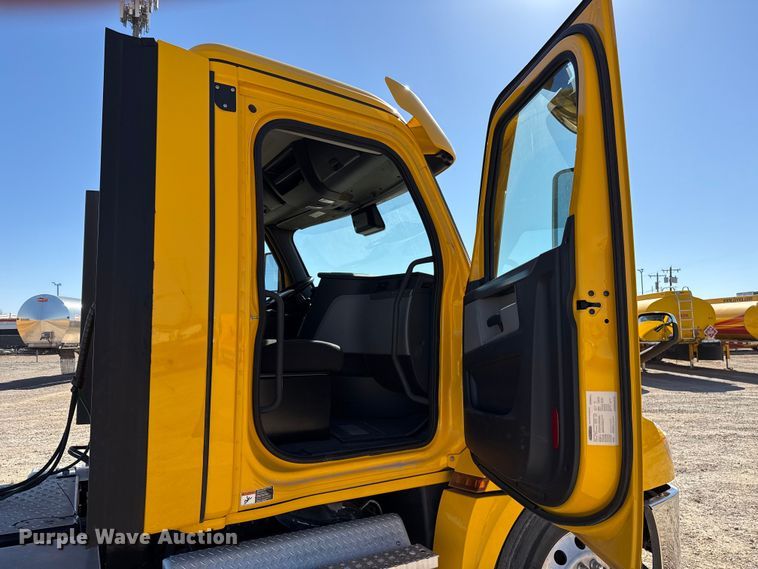 image for item ES5784 2021 Freightliner Cascadia 126 semi truck