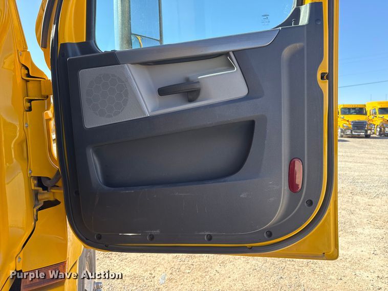 image for item ES5784 2021 Freightliner Cascadia 126 semi truck