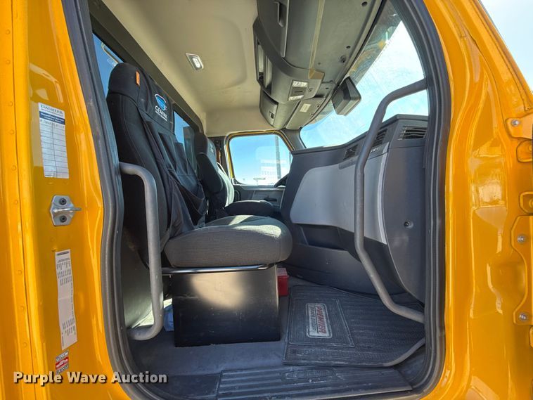 image for item ES5784 2021 Freightliner Cascadia 126 semi truck