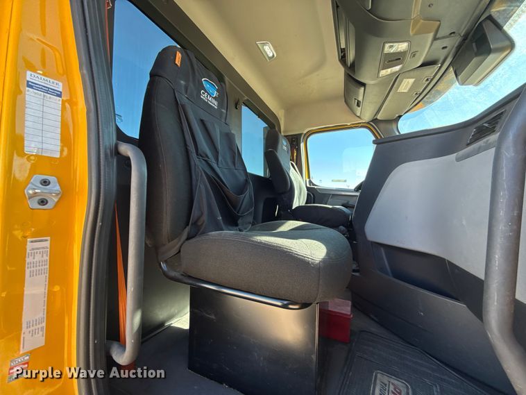 image for item ES5784 2021 Freightliner Cascadia 126 semi truck