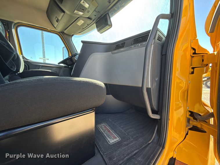 image for item ES5784 2021 Freightliner Cascadia 126 semi truck