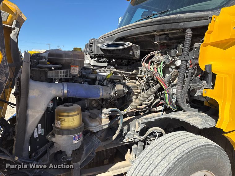 image for item ES5784 2021 Freightliner Cascadia 126 semi truck