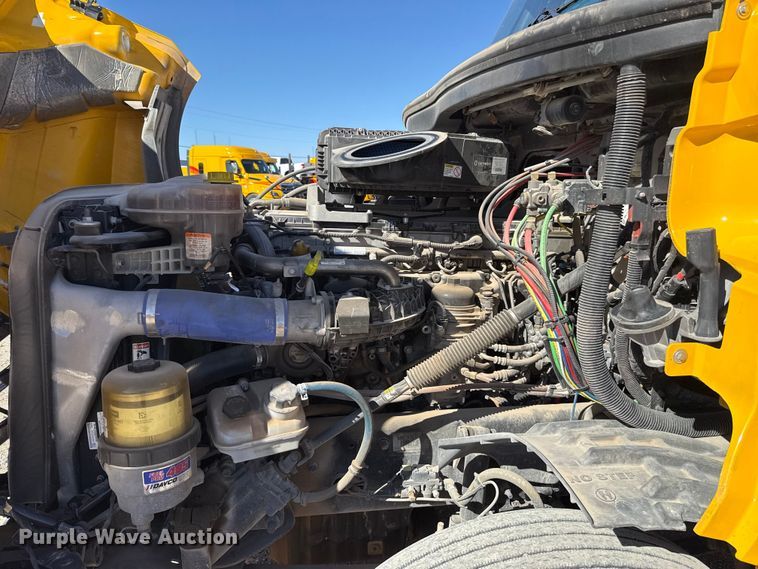 image for item ES5784 2021 Freightliner Cascadia 126 semi truck