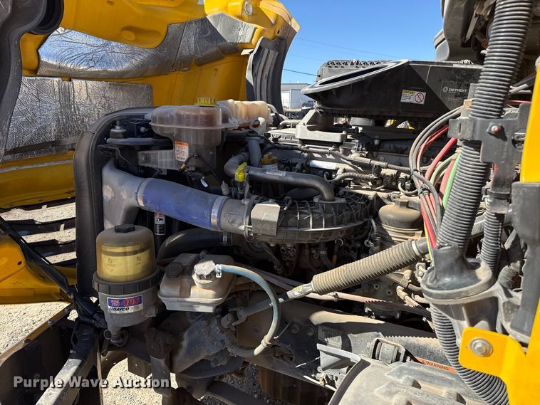 image for item ES5784 2021 Freightliner Cascadia 126 semi truck