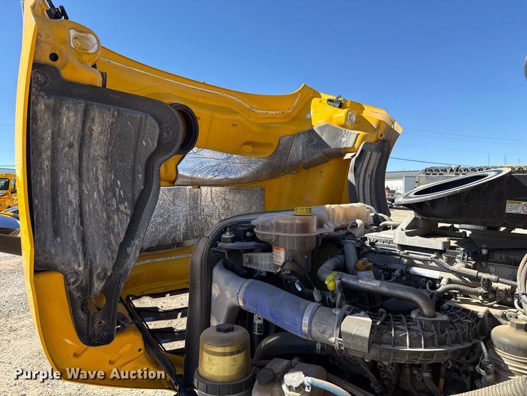 image for item ES5784 2021 Freightliner Cascadia 126 semi truck