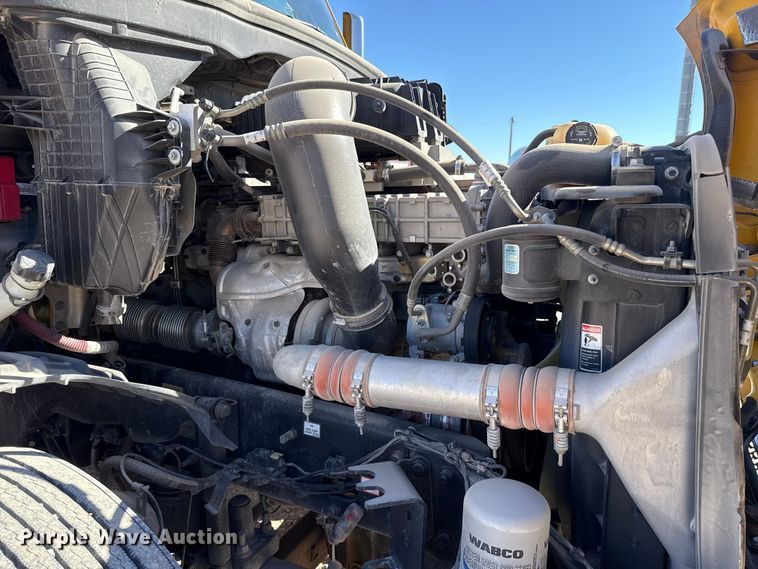 image for item ES5784 2021 Freightliner Cascadia 126 semi truck