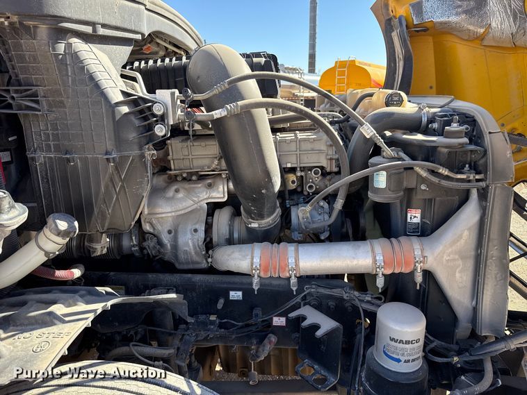 image for item ES5784 2021 Freightliner Cascadia 126 semi truck