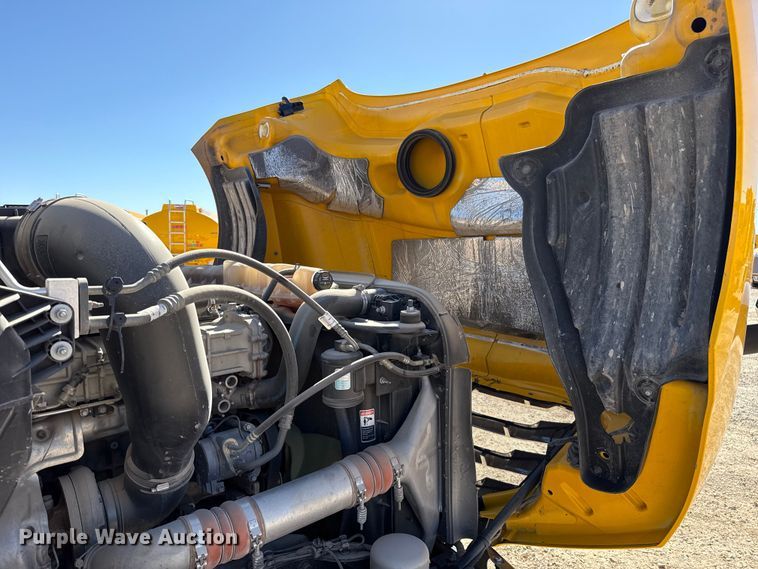 image for item ES5784 2021 Freightliner Cascadia 126 semi truck