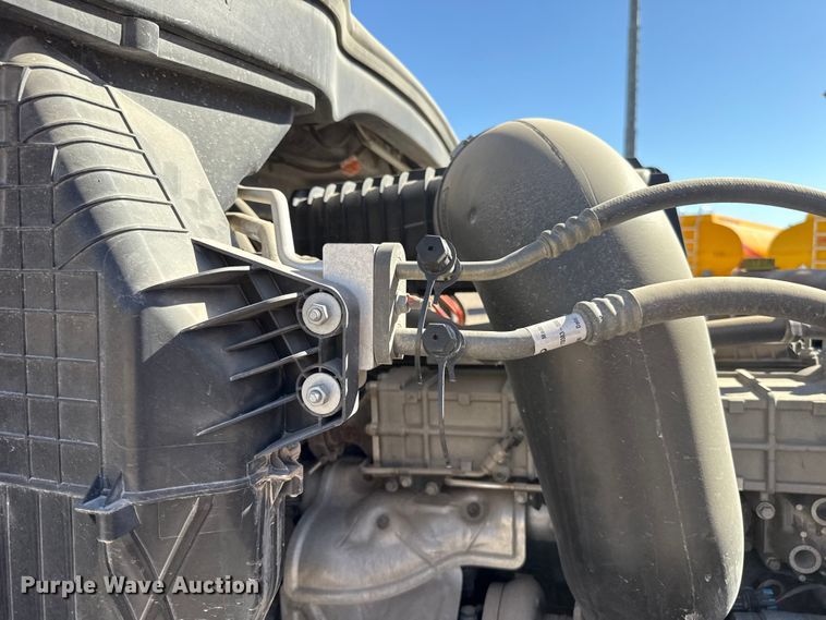 image for item ES5784 2021 Freightliner Cascadia 126 semi truck