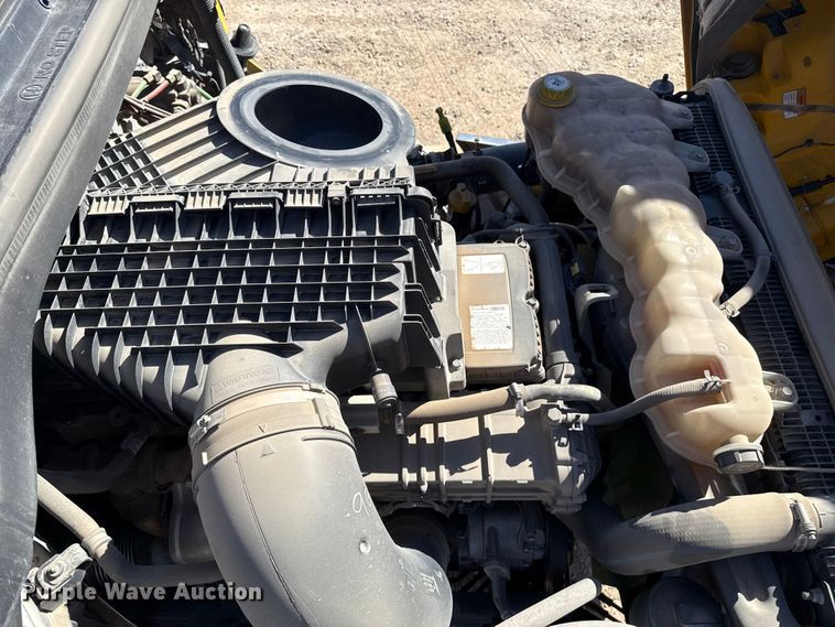 image for item ES5784 2021 Freightliner Cascadia 126 semi truck