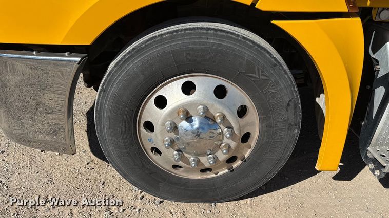 image for item ES5784 2021 Freightliner Cascadia 126 semi truck