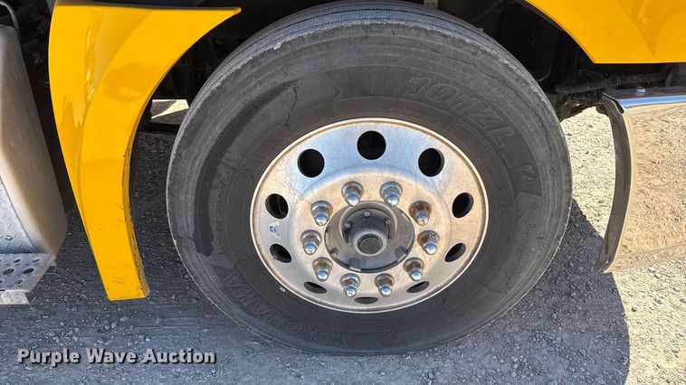 image for item ES5784 2021 Freightliner Cascadia 126 semi truck