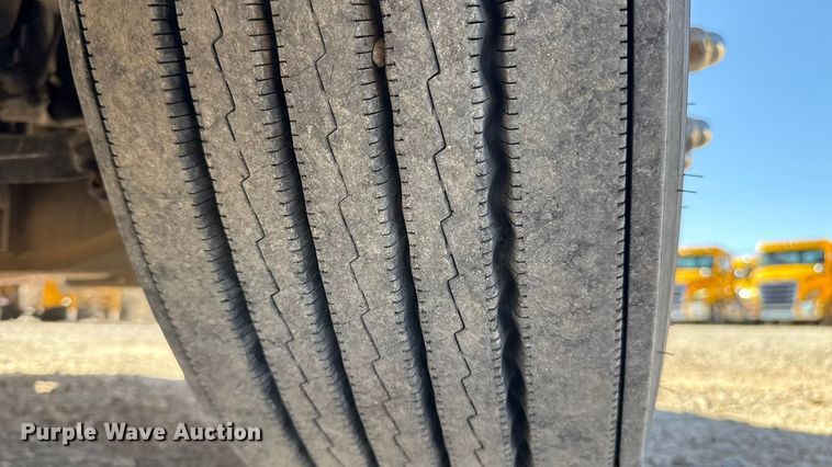 image for item ES5784 2021 Freightliner Cascadia 126 semi truck