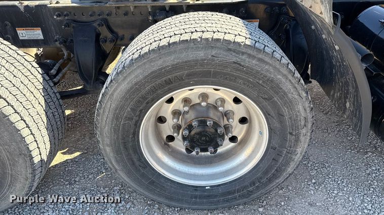 image for item ES5784 2021 Freightliner Cascadia 126 semi truck