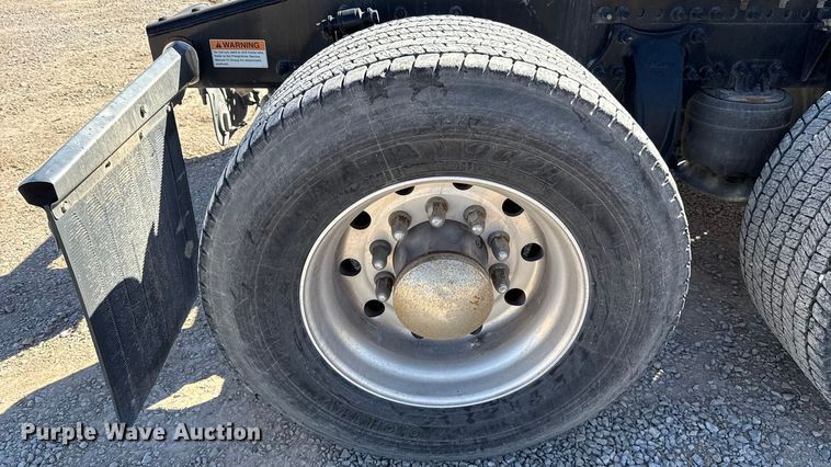 image for item ES5784 2021 Freightliner Cascadia 126 semi truck