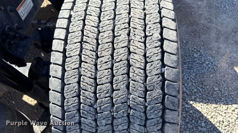 image for item ES5784 2021 Freightliner Cascadia 126 semi truck