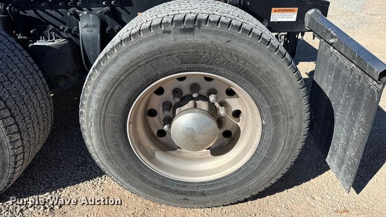 image for item ES5784 2021 Freightliner Cascadia 126 semi truck