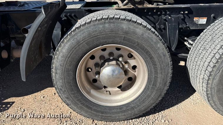 image for item ES5784 2021 Freightliner Cascadia 126 semi truck