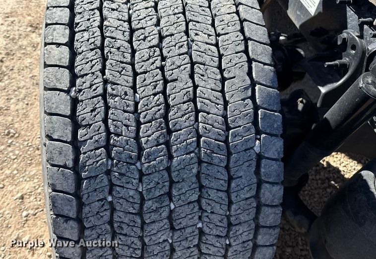 image for item ES5784 2021 Freightliner Cascadia 126 semi truck