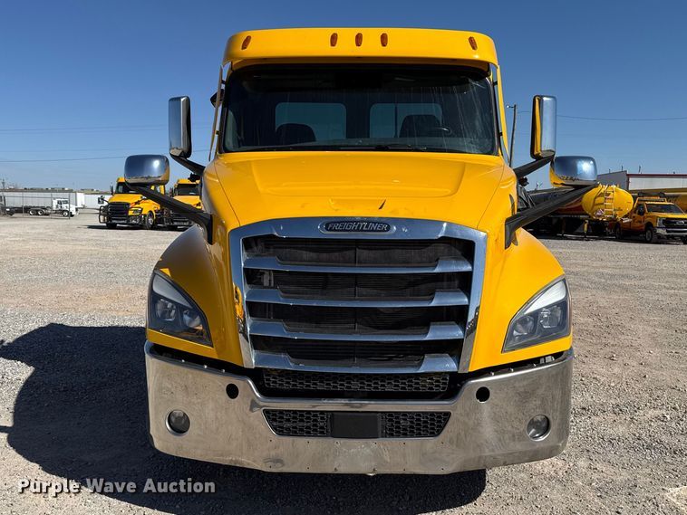 image for item ES5868 2022 Freightliner Cascadia 126 semi truck