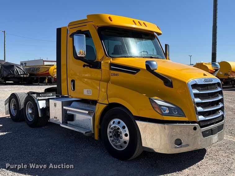 image for item ES5868 2022 Freightliner Cascadia 126 semi truck