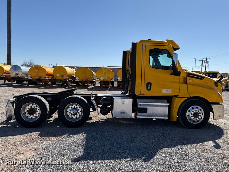 image for item ES5868 2022 Freightliner Cascadia 126 semi truck