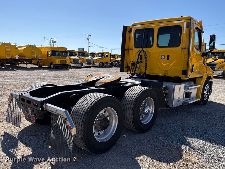 image for item ES5868 2022 Freightliner Cascadia 126 semi truck