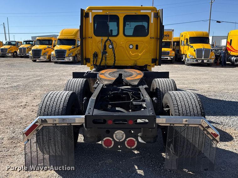 image for item ES5868 2022 Freightliner Cascadia 126 semi truck