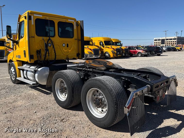 image for item ES5868 2022 Freightliner Cascadia 126 semi truck