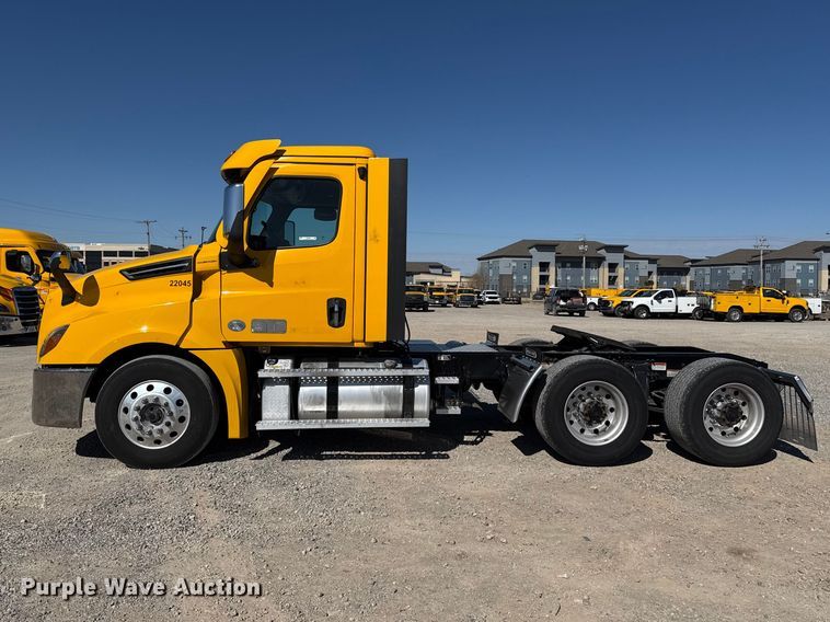 image for item ES5868 2022 Freightliner Cascadia 126 semi truck