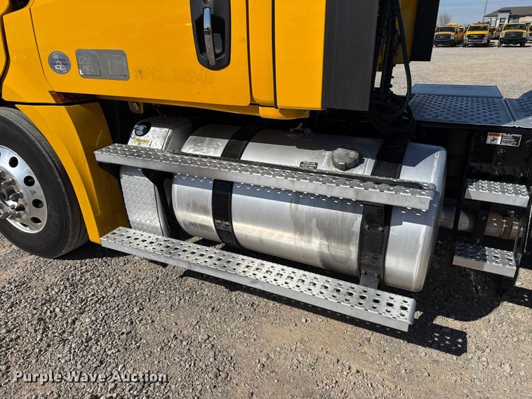 image for item ES5868 2022 Freightliner Cascadia 126 semi truck