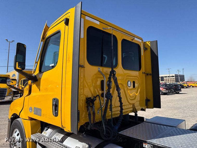 image for item ES5868 2022 Freightliner Cascadia 126 semi truck