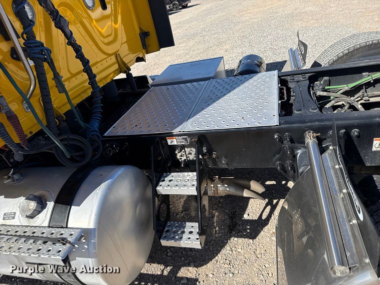 image for item ES5868 2022 Freightliner Cascadia 126 semi truck