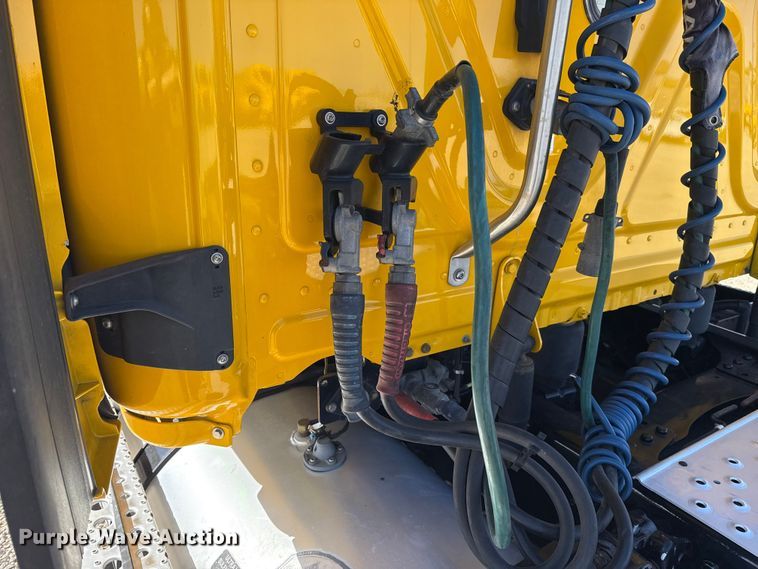 image for item ES5868 2022 Freightliner Cascadia 126 semi truck