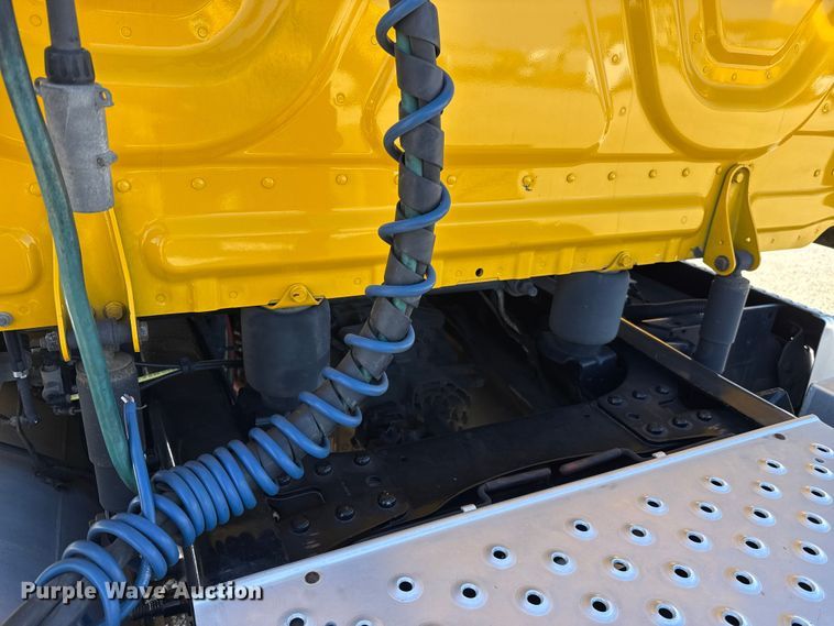 image for item ES5868 2022 Freightliner Cascadia 126 semi truck