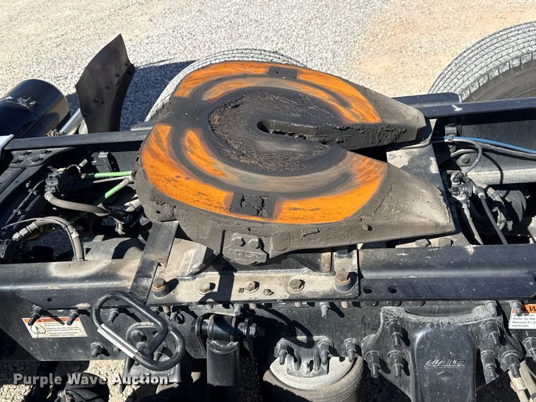 image for item ES5868 2022 Freightliner Cascadia 126 semi truck