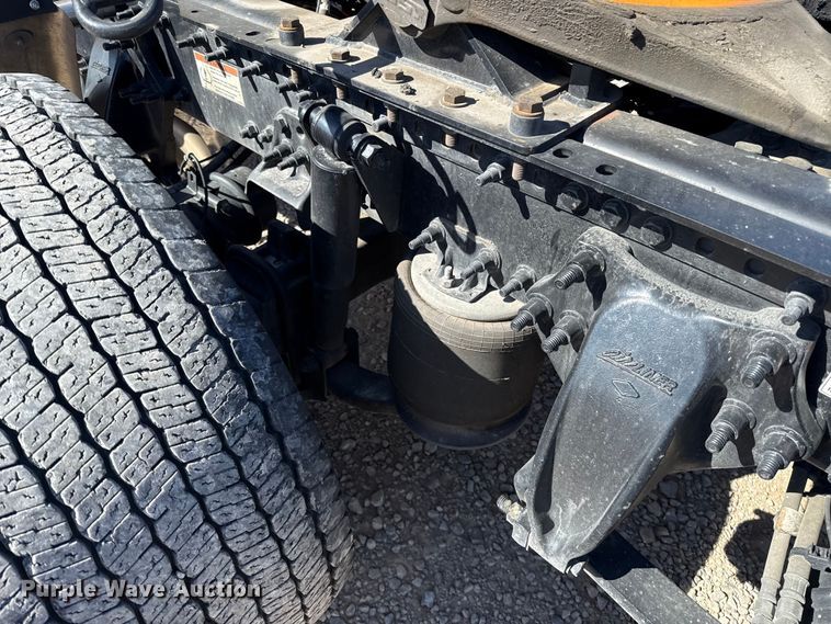 image for item ES5868 2022 Freightliner Cascadia 126 semi truck