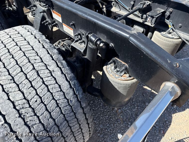 image for item ES5868 2022 Freightliner Cascadia 126 semi truck