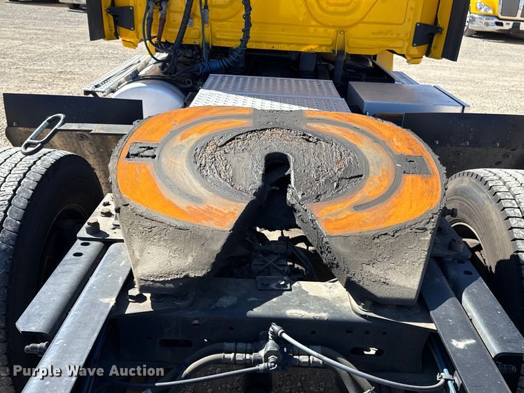 image for item ES5868 2022 Freightliner Cascadia 126 semi truck